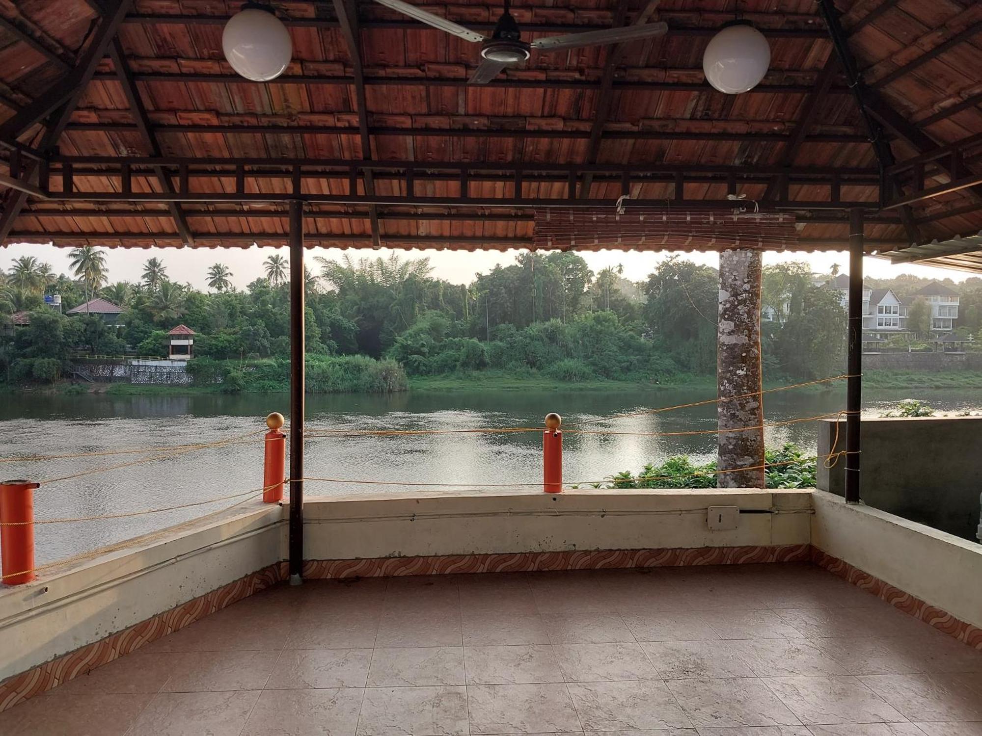 Stayberries River Rock Villa Athirapilly Kizhake Chālakudi Eksteriør billede